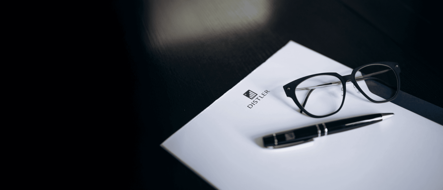 Ein Blatt Papier mit einer schwarzen Brille